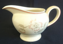 Lade das Bild in den Galerie-Viewer, 5er Set TEEKANNE MIT DECKEL &amp; MILCHKÄNNCHEN &amp; ZUCKERDOSE MIT DECKEL - "Winifred" - Porzellan, Blumen / Linien Klassisch Dekor (G)
