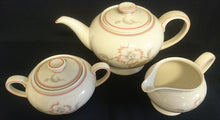 Lade das Bild in den Galerie-Viewer, 5er Set TEEKANNE MIT DECKEL &amp; MILCHKÄNNCHEN &amp; ZUCKERDOSE MIT DECKEL - "Winifred" - Porzellan, Blumen / Linien Klassisch Dekor (G)
