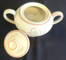 Lade das Bild in den Galerie-Viewer, 2er Set MILCHKÄNNCHEN &amp; ZUCKERDOSE MIT DECKEL - "Winifred" - Porzellan, Blumen / Linien Klassisch Dekor
