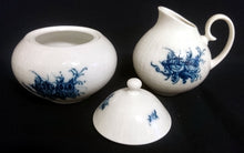 Lade das Bild in den Galerie-Viewer, 3er Set MILCHKÄNNCHEN &amp; ZUCKERDOSE MIT DECKEL "Studio Linie" "Blaue Rose" - Porzellan, Rosenstrauß Blumen Relief Dekor, Björn Wiinblad Designer
