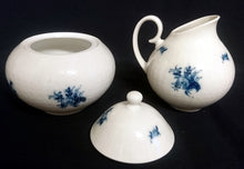 Lade das Bild in den Galerie-Viewer, 3er Set MILCHKÄNNCHEN &amp; ZUCKERDOSE MIT DECKEL "Studio Linie" "Blaue Rose" - Porzellan, Rosenstrauß Blumen Relief Dekor, Björn Wiinblad Designer
