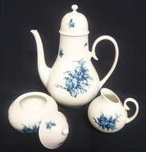 Lade das Bild in den Galerie-Viewer, 3er Set MILCHKÄNNCHEN &amp; ZUCKERDOSE MIT DECKEL "Studio Linie" "Blaue Rose" - Porzellan, Rosenstrauß Blumen Relief Dekor, Björn Wiinblad Designer
