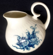 Lade das Bild in den Galerie-Viewer, 3er Set MILCHKÄNNCHEN &amp; ZUCKERDOSE MIT DECKEL "Studio Linie" "Blaue Rose" - Porzellan, Rosenstrauß Blumen Relief Dekor, Björn Wiinblad Designer
