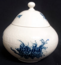 Lade das Bild in den Galerie-Viewer, 3er Set MILCHKÄNNCHEN &amp; ZUCKERDOSE MIT DECKEL "Studio Linie" "Blaue Rose" - Porzellan, Rosenstrauß Blumen Relief Dekor, Björn Wiinblad Designer
