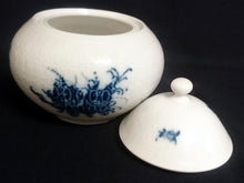 Lade das Bild in den Galerie-Viewer, 3er Set MILCHKÄNNCHEN &amp; ZUCKERDOSE MIT DECKEL "Studio Linie" "Blaue Rose" - Porzellan, Rosenstrauß Blumen Relief Dekor, Björn Wiinblad Designer
