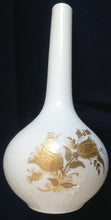 Lade das Bild in den Galerie-Viewer, BLUMENVASE &quot;Studio Linie&quot; &quot;Romanze&quot; - Porzellan, Blumenstrauß Blüten Waben Relief Motiv Dekor, Björn Wiinblad Design
