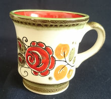 Lade das Bild in den Galerie-Viewer, KAFFEETASSE "Tirol" - Keramik / Steingut, Rosen Motiv Dekor, Handbemalt
