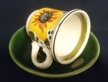 Lade das Bild in den Galerie-Viewer, KAFFEETASSE &quot;Madeira&quot; - Keramik / Steingut, Sonnenblumen Blüten Pflanzen Motiv Randdekor, Handbemalt
