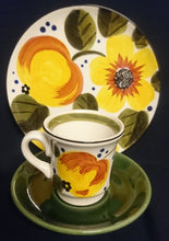 Lade das Bild in den Galerie-Viewer, KAFFEETASSE &quot;Madeira&quot; - Keramik / Steingut, Sonnenblumen Blüten Pflanzen Motiv Randdekor, Handbemalt
