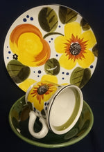 Lade das Bild in den Galerie-Viewer, KAFFEETASSE &quot;Madeira&quot; - Keramik / Steingut, Sonnenblumen Blüten Pflanzen Motiv Randdekor, Handbemalt
