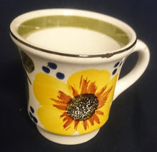 Lade das Bild in den Galerie-Viewer, KAFFEETASSE &quot;Madeira&quot; - Keramik / Steingut, Sonnenblumen Blüten Pflanzen Motiv Randdekor, Handbemalt
