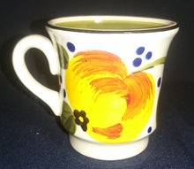 Lade das Bild in den Galerie-Viewer, KAFFEETASSE &quot;Madeira&quot; - Keramik / Steingut, Sonnenblumen Blüten Pflanzen Motiv Randdekor, Handbemalt
