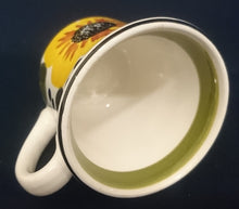 Lade das Bild in den Galerie-Viewer, KAFFEETASSE &quot;Madeira&quot; - Keramik / Steingut, Sonnenblumen Blüten Pflanzen Motiv Randdekor, Handbemalt
