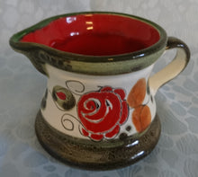 Lade das Bild in den Galerie-Viewer, MILCHKÄNNCHEN "Tirol" - Keramik / Steingut, Rosen Motiv Dekor, Handbemalt
