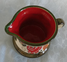 Lade das Bild in den Galerie-Viewer, MILCHKÄNNCHEN "Tirol" - Keramik / Steingut, Rosen Motiv Dekor, Handbemalt
