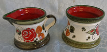 Lade das Bild in den Galerie-Viewer, 2er Set MILCHKÄNNCHEN &amp; ZUCKERDOSE OHNE DECKEL "Tirol" - Keramik / Steingut, Rosen Motiv Dekor, Handbemalt

