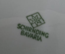 Lade das Bild in den Galerie-Viewer, DESSERTTELLER - Porzellan, Buchstaben C Viertelmond Streifen Motiv Dekor
