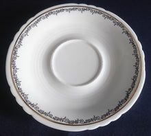 Lade das Bild in den Galerie-Viewer, UNTERTASSE - Porzellan, Goldrand Linien Abstrakt Ranken Girlanden Motiv Dekor
