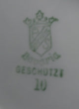 Lade das Bild in den Galerie-Viewer, UNTERTASSE - Porzellan, Goldrand Linien Abstrakt Ranken Girlanden Motiv Dekor
