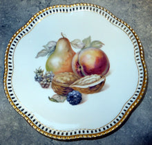 Lade das Bild in den Galerie-Viewer, DEKORATIONS DESSERTTELLER - Porzellan, durchbrochen, Birne Pfirsich Walnuss Motiv Goldrand Dekor
