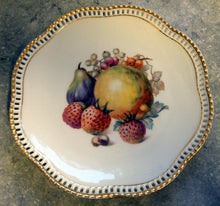 Lade das Bild in den Galerie-Viewer, DEKORATIONS DESSERTTELLER - Porzellan, durchbrochen, Apfel Feige Erdbeer Motiv Goldrand Dekor
