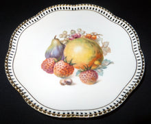 Lade das Bild in den Galerie-Viewer, DEKORATIONS DESSERTTELLER - Porzellan, durchbrochen, Apfel Feige Erdbeer Motiv Goldrand Dekor
