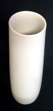 Lade das Bild in den Galerie-Viewer, BLUMENVASE &quot;Monika&quot; - Porzellan, Linien Geriffeltes Dekor
