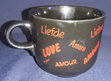 Lade das Bild in den Galerie-Viewer, KAFFEEPOTT - Keramik / Steingut, Liebes Armor Schriftzug Dekor
