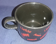 Lade das Bild in den Galerie-Viewer, KAFFEEPOTT - Keramik / Steingut, Liebes Armor Schriftzug Dekor
