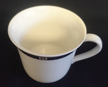 Lade das Bild in den Galerie-Viewer, KAFFEETASSE &quot;Classica&quot; - Porzellan, Geometrischer X Kreuz Rand Dekor
