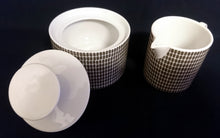 Lade das Bild in den Galerie-Viewer, 2er Set MILCHKÄNNCHEN &amp; ZUCKERDOSE MIT DECKEL - Porzellan, Mauer Schachbrett Waben Abstrakt Dekor

