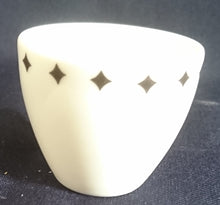 Lade das Bild in den Galerie-Viewer, EIERBECHER - Porzellan, Karo Stern Quadrat Motiv Dekor
