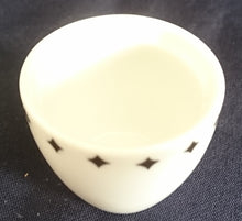 Lade das Bild in den Galerie-Viewer, EIERBECHER - Porzellan, Karo Stern Quadrat Motiv Dekor

