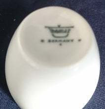 Lade das Bild in den Galerie-Viewer, EIERBECHER - Porzellan, Karo Stern Quadrat Motiv Dekor
