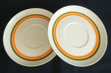 Lade das Bild in den Galerie-Viewer, 2er Set SUPPENTASSEN UNTERTELLER - Porzellan, Linien Dekor
