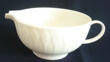 Lade das Bild in den Galerie-Viewer, 2er SUPPENTASSEN GEDECK - Porzellan, Linien Tropfenform Relief Dekor
