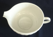 Lade das Bild in den Galerie-Viewer, 2er SUPPENTASSEN GEDECK - Porzellan, Linien Tropfenform Relief Dekor
