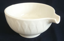 Lade das Bild in den Galerie-Viewer, 2er Set SUPPENTASSEN - Porzellan, Einfärbiges Tropfenform Relief Dekor
