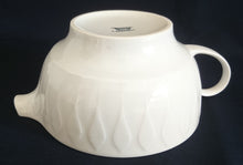 Lade das Bild in den Galerie-Viewer, 2er SUPPENTASSEN GEDECK - Porzellan, Linien Tropfenform Relief Dekor
