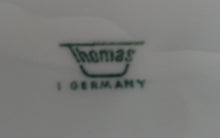 Lade das Bild in den Galerie-Viewer, 2er Set SUPPENTASSEN UNTERTELLER - Porzellan, Linien Dekor
