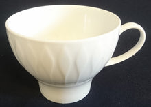 Lade das Bild in den Galerie-Viewer, KAFFEETASSE &quot;Lanzette&quot; - Porzellan, Einfärbiges Tropfen Relief Motiv Dekor
