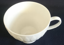 Lade das Bild in den Galerie-Viewer, KAFFEETASSE &quot;Lanzette&quot; - Porzellan, Einfärbiges Tropfen Relief Motiv Dekor
