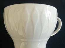 Lade das Bild in den Galerie-Viewer, 2er Set KAFFEETASSEN "Lanzette" - Porzellan, Einfärbiges Tropfen Relief Motiv Dekor
