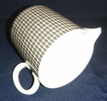 Lade das Bild in den Galerie-Viewer, 2er Set MILCHKÄNNCHEN &amp; ZUCKERDOSE MIT DECKEL - Porzellan, Mauer Schachbrett Waben Abstrakt Dekor
