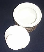 Lade das Bild in den Galerie-Viewer, ZUCKERDOSE MIT DECKEL - Porzellan, Mauer Schachbrett Waben Abstrakt Dekor
