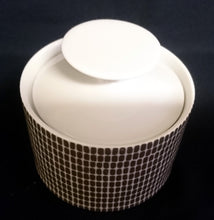 Lade das Bild in den Galerie-Viewer, 2er Set MILCHKÄNNCHEN &amp; ZUCKERDOSE MIT DECKEL - Porzellan, Mauer Schachbrett Waben Abstrakt Dekor
