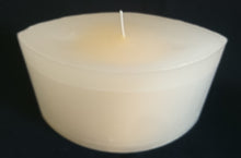 Lade das Bild in den Galerie-Viewer, STANDKERZE - Wachs / Kerzenmaterial, Warmweiß Farbend, Handarbeit, Schiffchenform Oval, 1 Docht (G)
