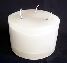 Lade das Bild in den Galerie-Viewer, STANDKERZE - Wachs / Kerzenmaterial, Kaltweiß (Weiß Grau), Handarbeit, Runde Form, 3 Dochte
