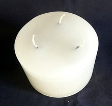 Lade das Bild in den Galerie-Viewer, STANDKERZE - Wachs / Kerzenmaterial, Kaltweiß (Weiß Grau), Handarbeit, Runde Form, 3 Dochte
