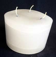 Lade das Bild in den Galerie-Viewer, STANDKERZE - Wachs / Kerzenmaterial, Kaltweiß (Weiß Grau), Handarbeit, Runde Form, 3 Dochte
